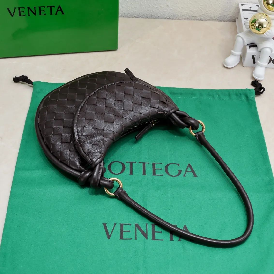 Batch 1460 Bv Shu Qi's same "Gemelli" twin bag 776764 locked in advance 24 years of hot style 💕 Gemelli is made up of two half-moon-shaped bags paired together, with the brand's iconic intrecciato woven sheepskin, equipped with a detachable tubular handle, which can be used as a clutch, on the shoulder or by flipping the small crescent moon as a handle, or as a long shoulder strap 🉑️Crossbody The dual design has a personalized yet charming attitude, and the eye-catching visual impact brings an elegant and fashionable feeling. It is a bag worth buying💥There are 3 sizes to choose from.  Size: 24.5x19x7, plus long shoulder strap ➕80 Model: 6764